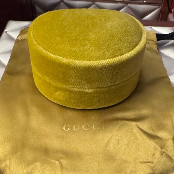 18k Gold GUCCI Double-G Stud Earrings - Picture 6 of 9